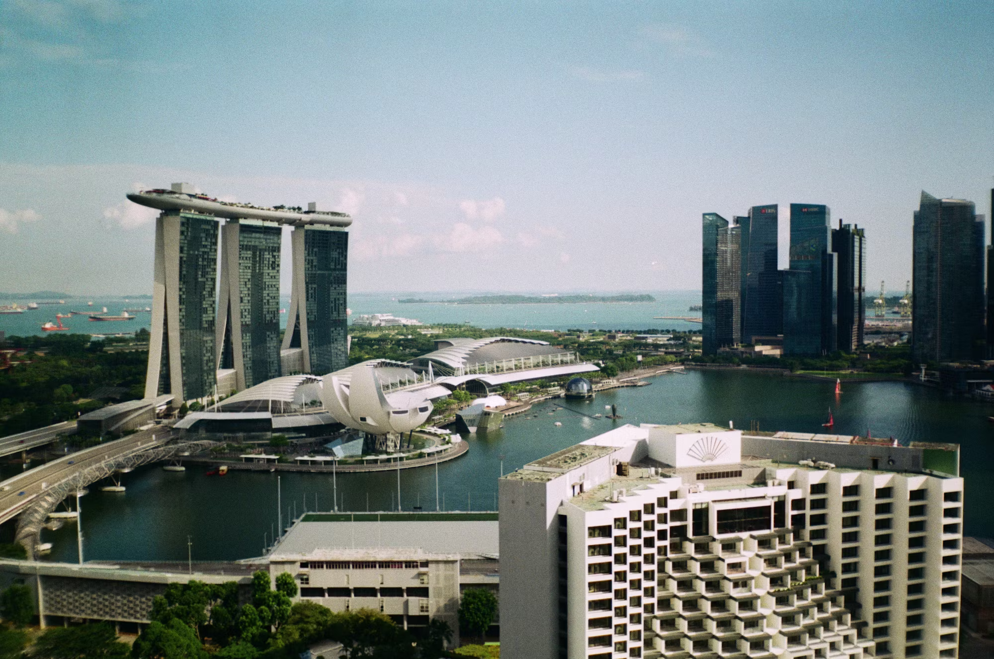 High-Rise Living: The Modern Urban Experience in Skyscraper Condominiums